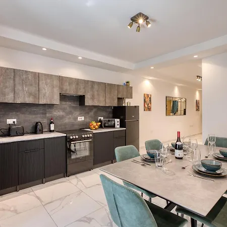 Urban Haven - Stylish 2br With Lift & Balconies شقة