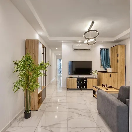 Urban Haven - Stylish 2br With Lift & Balconies شقة