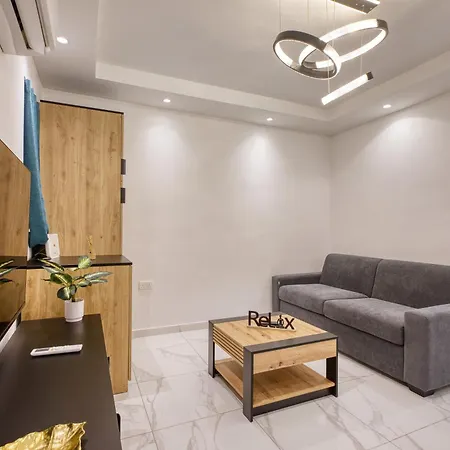 Urban Haven - Stylish 2br With Lift & Balconies