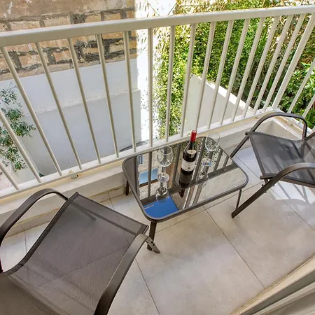 Urban Haven - Stylish 2br With Lift & Balconies شقة