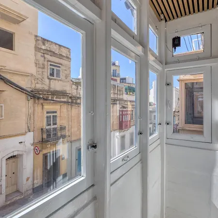 Urban Haven - Stylish 2br With Lift & Balconies *